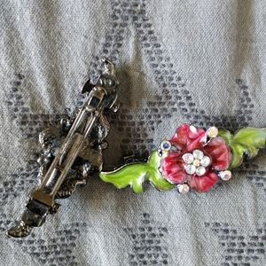Set of flowered hair clips